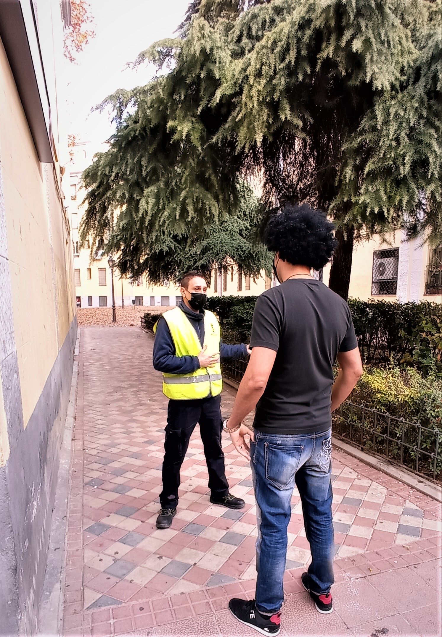 Jóvenes de Arganzuela trabajan en el embellecimiento de su barrio