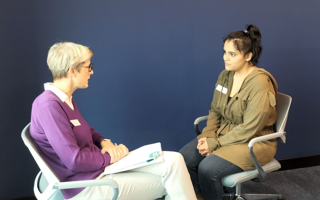 Profesionales de empresa comprometidos con jóvenes